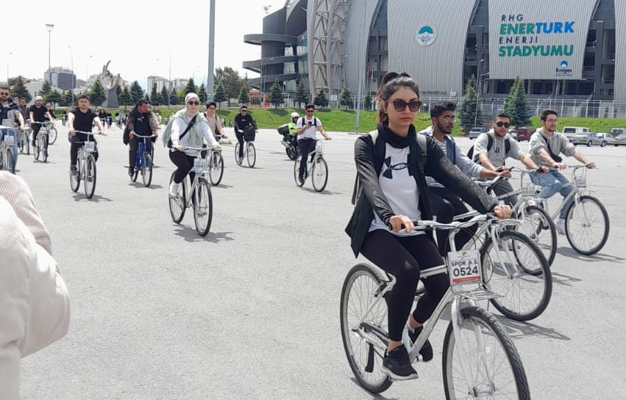 AGÜ, Bisiklet Kullanımı Farkındalığı Arttırmak İçin Tur Düzenledi