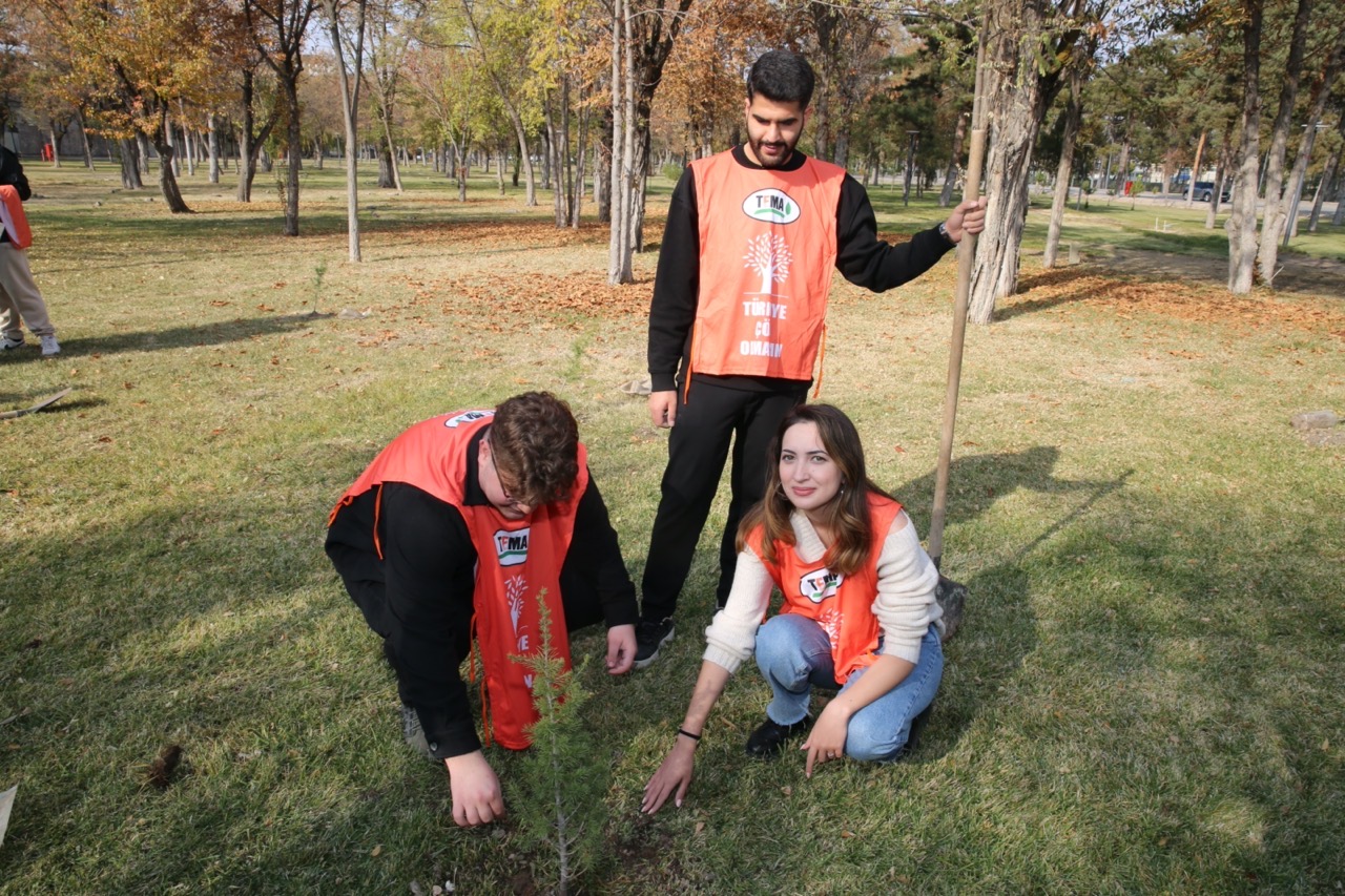 Milli Ağaçlandırma Günü’nde AGÜ’de Fidanlar Toprakla Buluştu