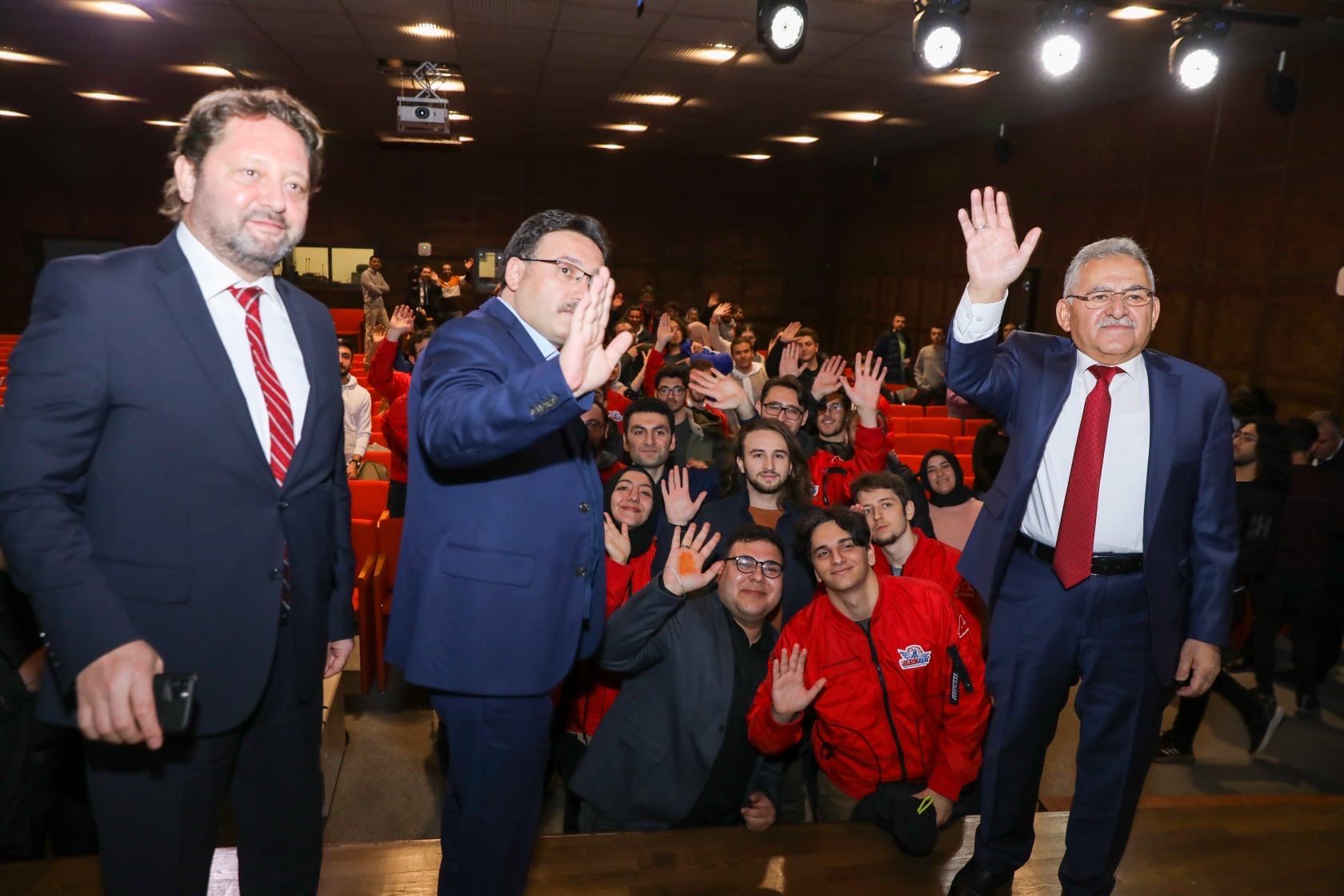 Vali Çiçek ve Başkan Dr. Büyükkılıç AGÜ’de Öğrencilerle Buluştu